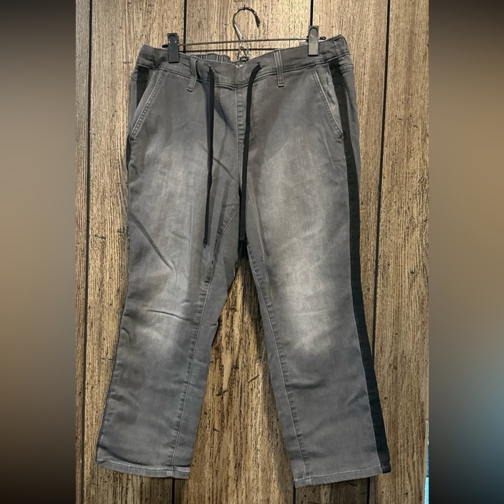 Torrid Crop Pull-On Weekend Straight Super Soft Mid-Rise Jean